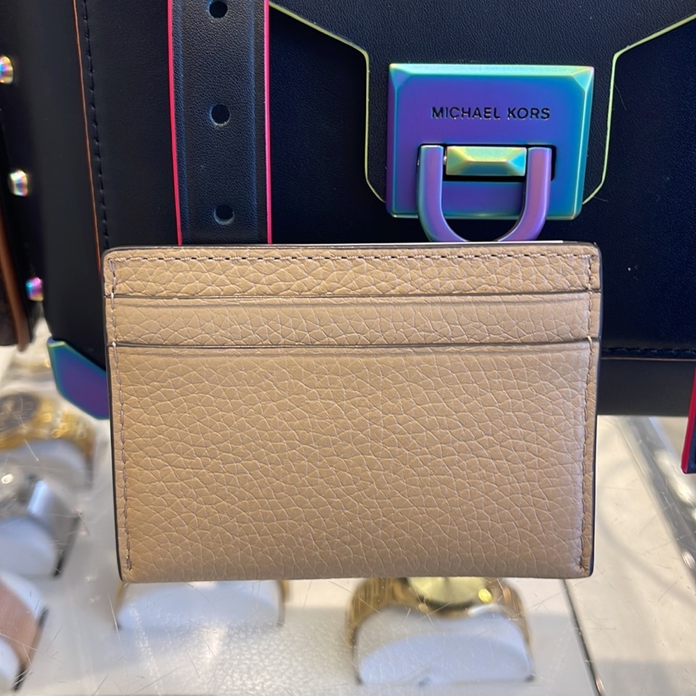 MICHAEL KORS
Reed Large Pebbled Leather Card Holder Case Wallet
COLOR: CAMEL
NWT - Picture 3 of 16